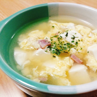 豆腐と卵とベーコンのコンソメスープ